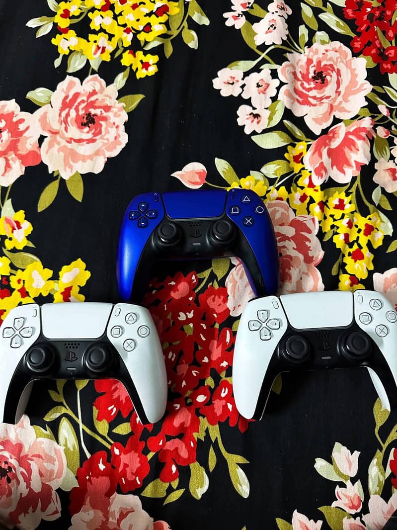 Ps5 controllers Available 0