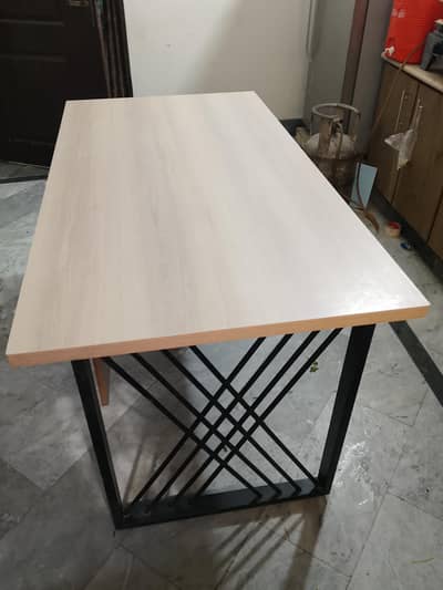 Sturdy Computer Table in Excellent Condition
