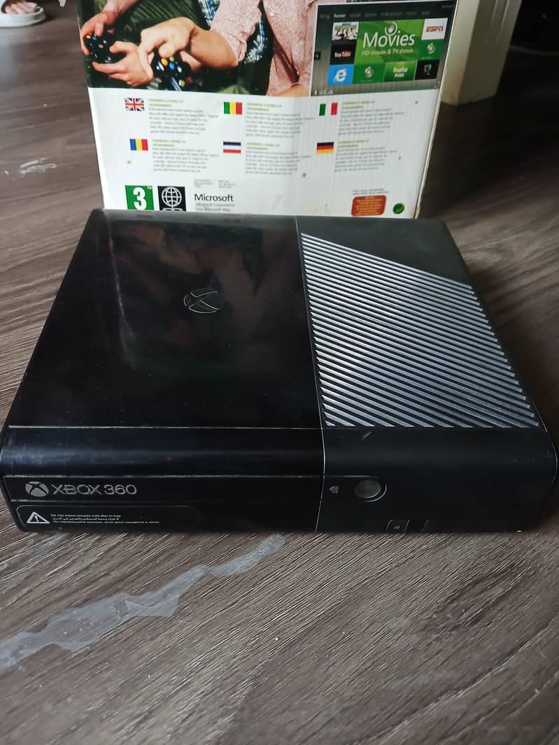 xbox 360 E 99 games, 2 controllers 1