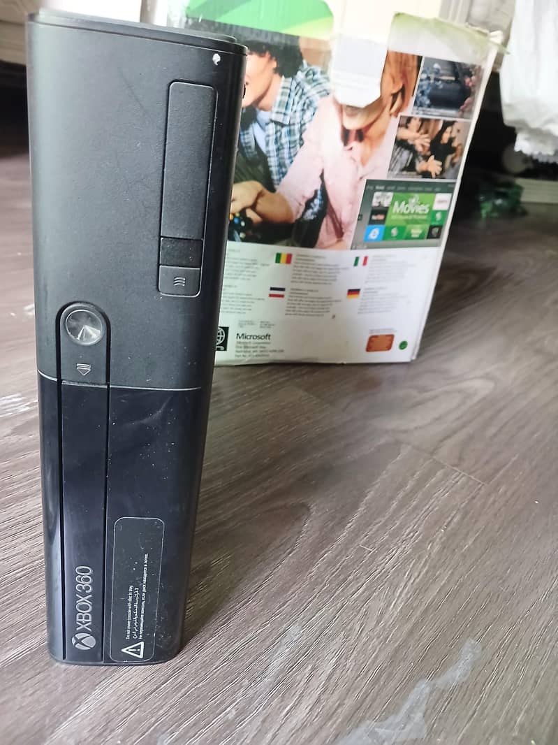 xbox 360 E 99 games, 2 controllers 2