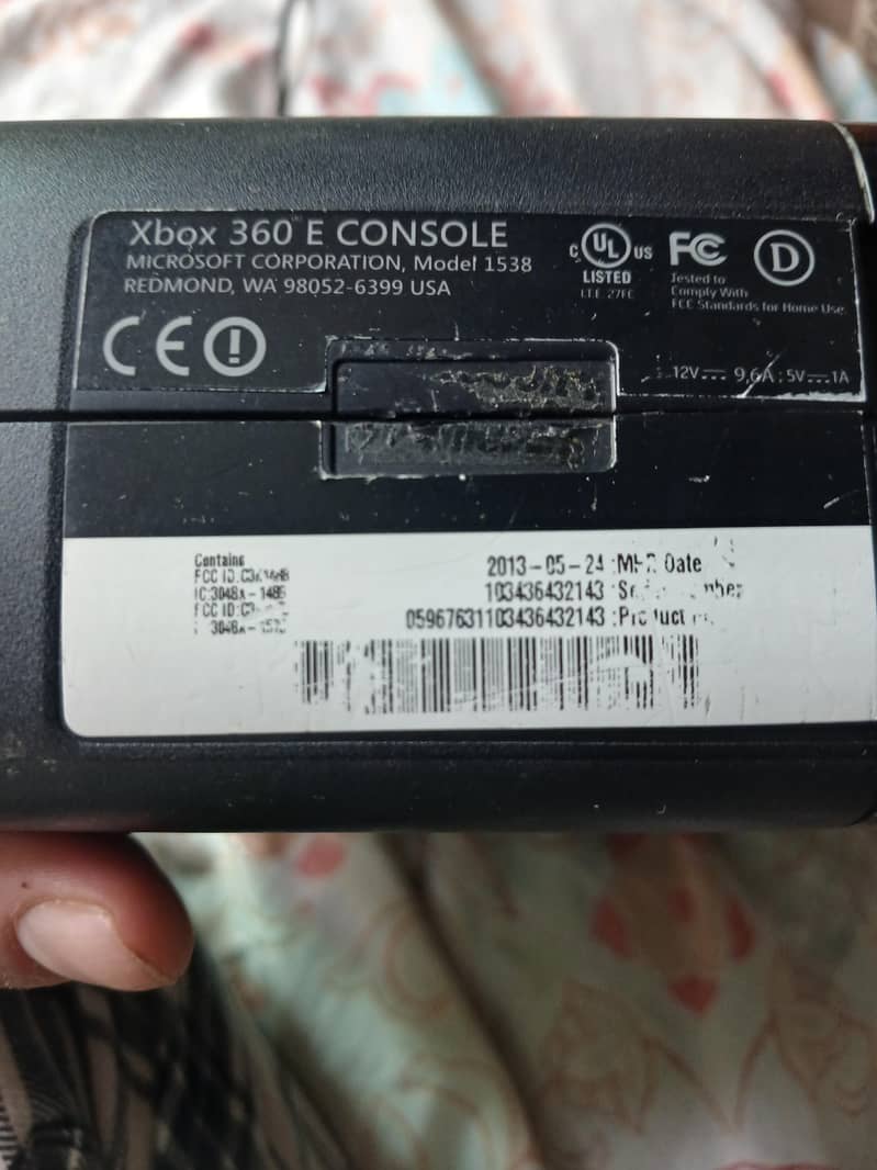 xbox 360 E 99 games, 2 controllers 3