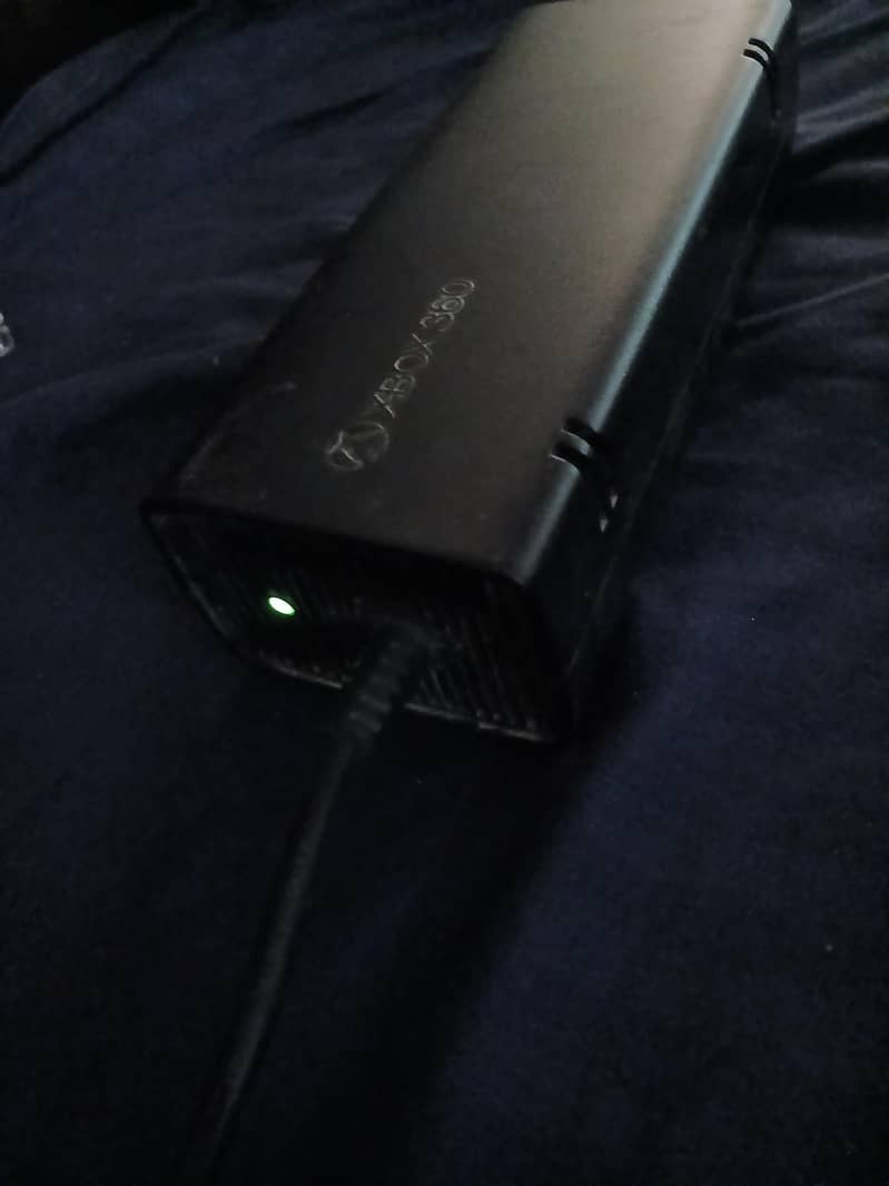 xbox 360 E 99 games, 2 controllers 10