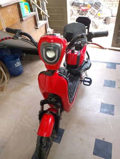 electric Scooty 25 model betry 3 kharab Hain 1 thk hai. . .
