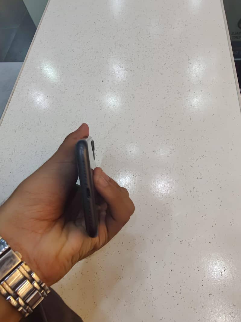 Apple iPhone 11 4
