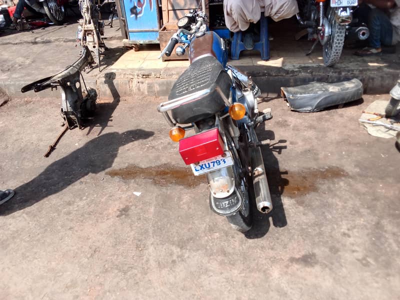 Suzuki 100 1