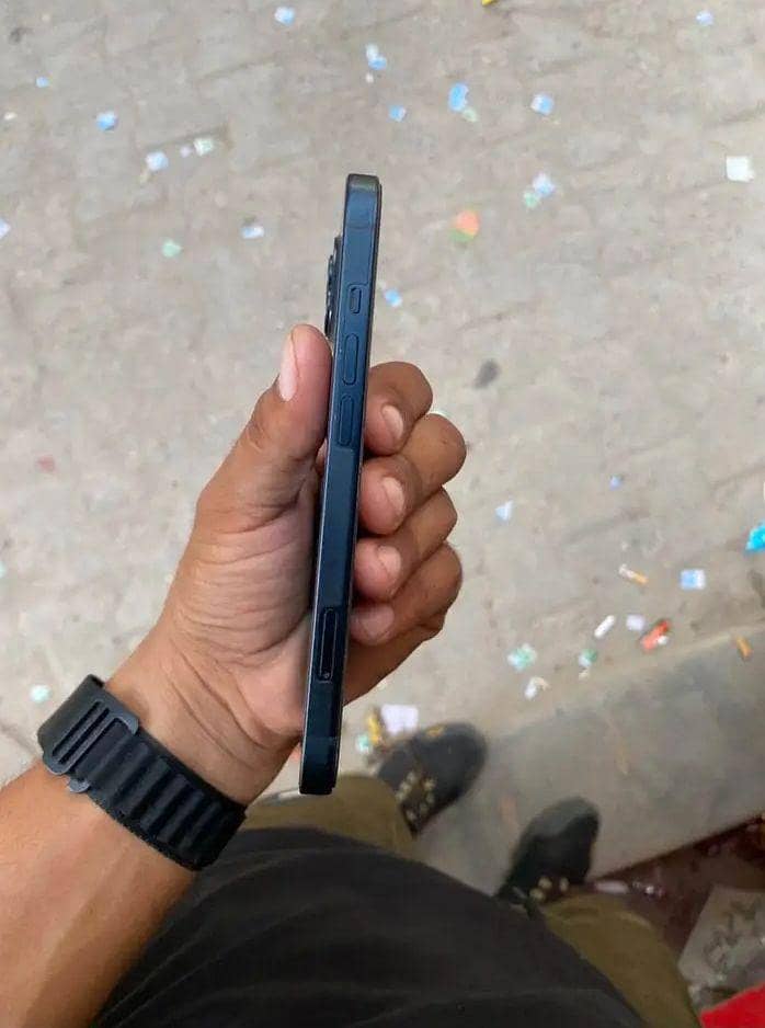 Apple iPhone 13 2