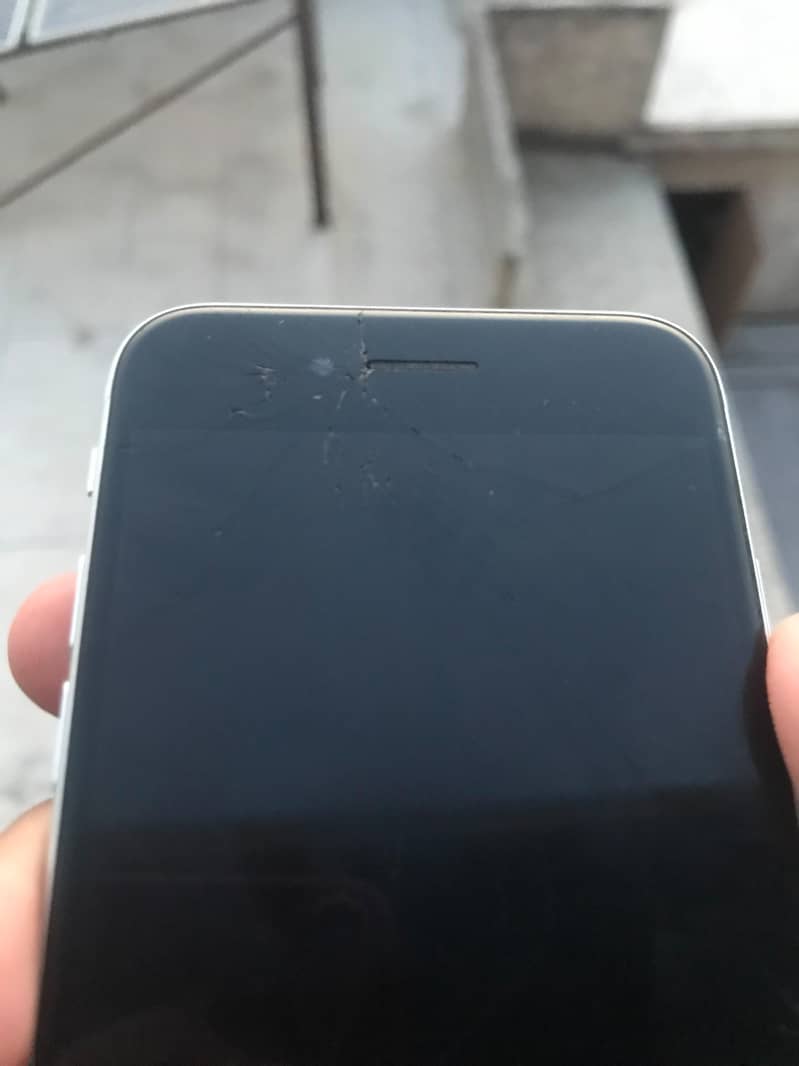 Apple iPhone SE SIM WORKING 5