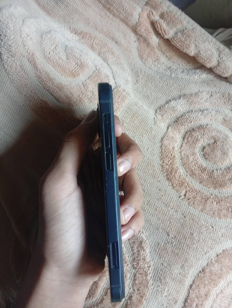 Apple iPhone 12 4