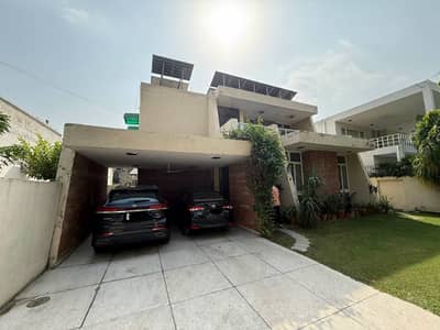 One Kanal Used Modern Design Bungalow For Sale At Prime Location Of DHA Lahore Near To Park Masjid & Commercial Market.