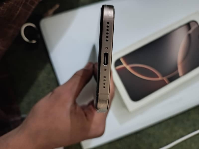 Apple iPhone 16 Pro Max 2