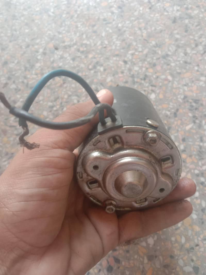 بڑی 12V موٹر — کولر یا پنکھے کے لیے قیمت: 1,000 روپے فی موٹر 1