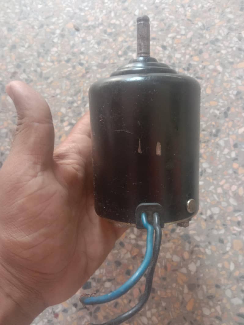 بڑی 12V موٹر — کولر یا پنکھے کے لیے قیمت: 1,000 روپے فی موٹر 2