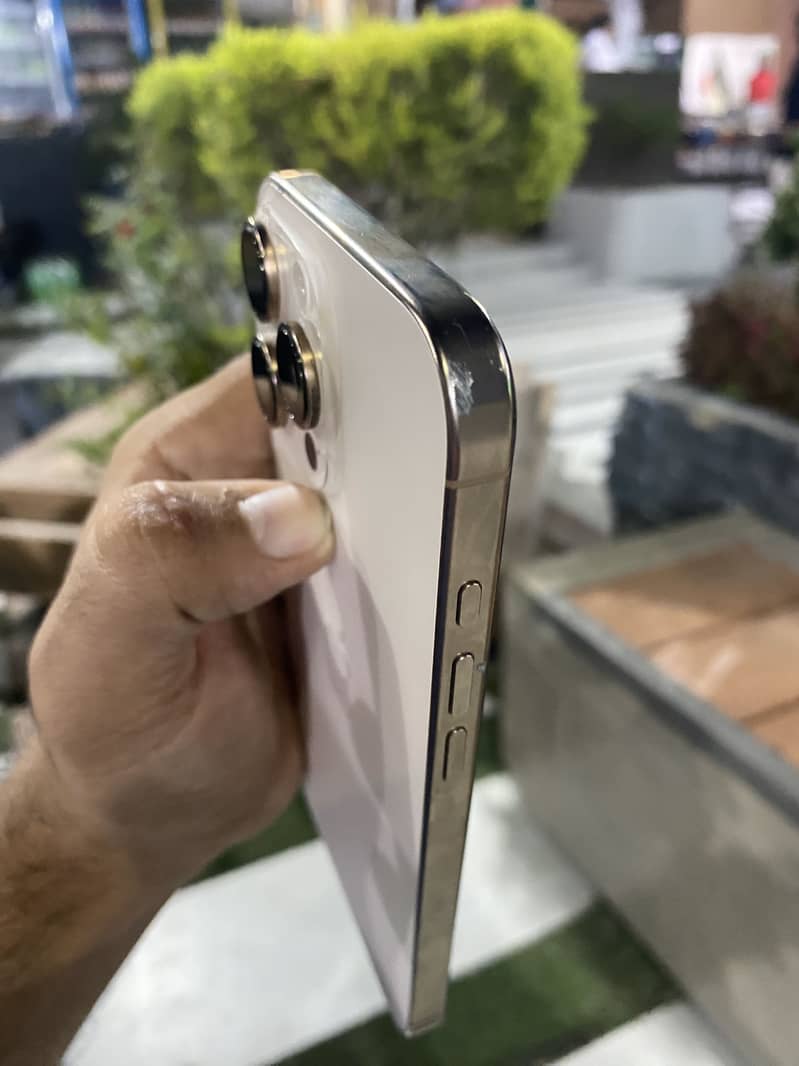 Apple iPhone 16 Pro Max 2