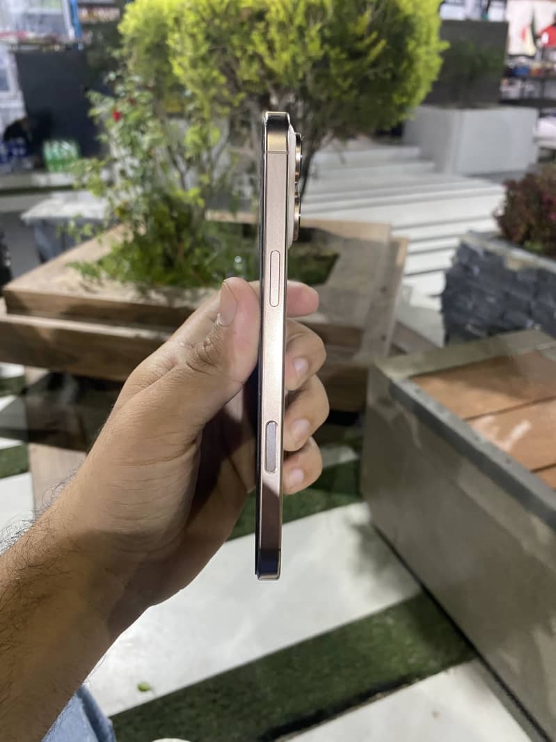 Apple iPhone 16 Pro Max 4