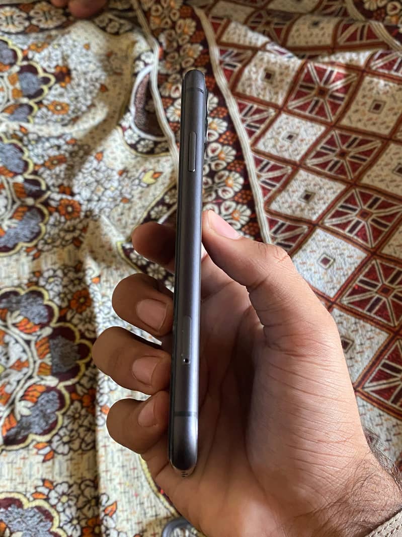 iPhone 11. Condition 10/10 3