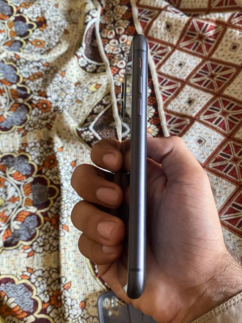 iPhone 11. Condition 10/10 4
