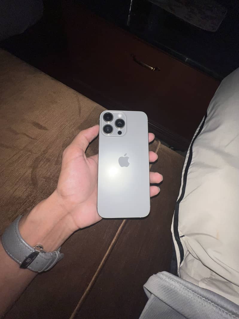 Apple iPhone 16 Pro Max 3