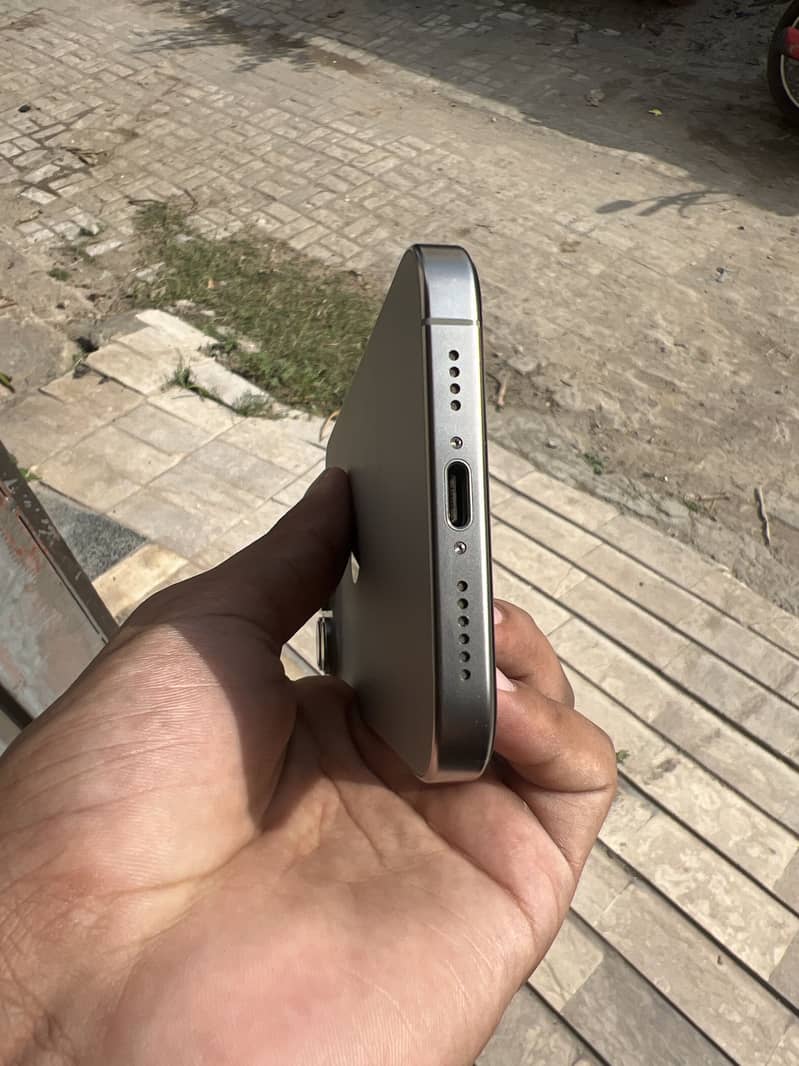 Apple iPhone 16 Pro Max 4