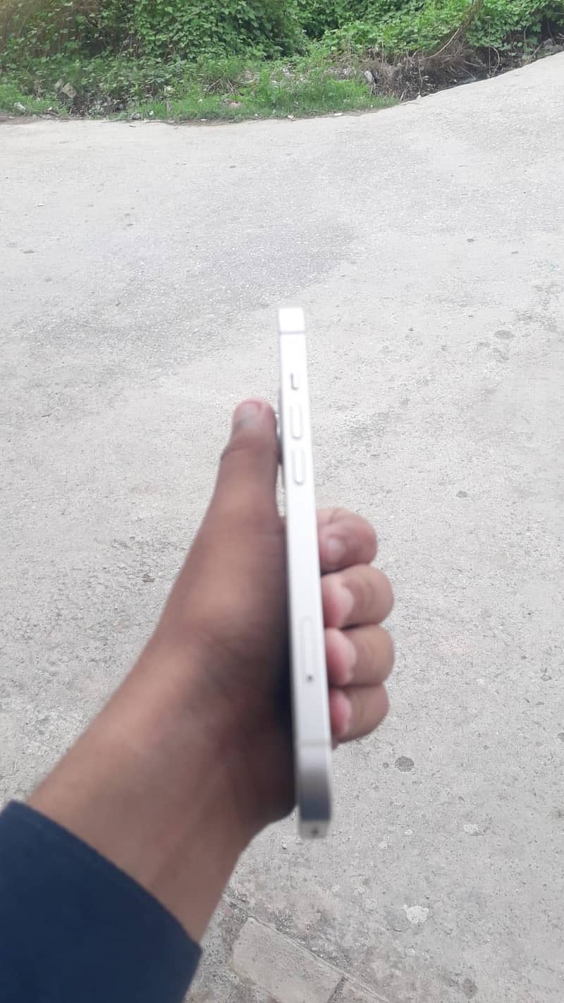 Apple iPhone 13 5