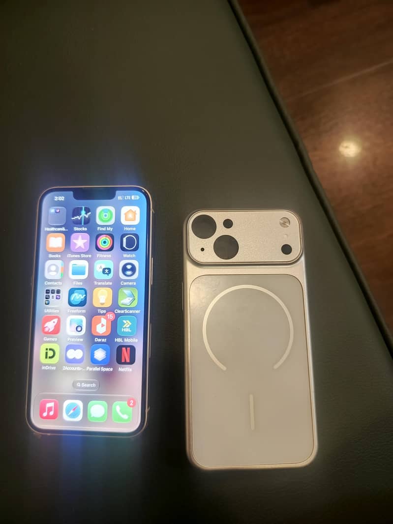 Apple iPhone 13 12