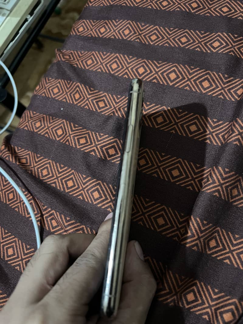 Apple iPhone 11 Pro 4