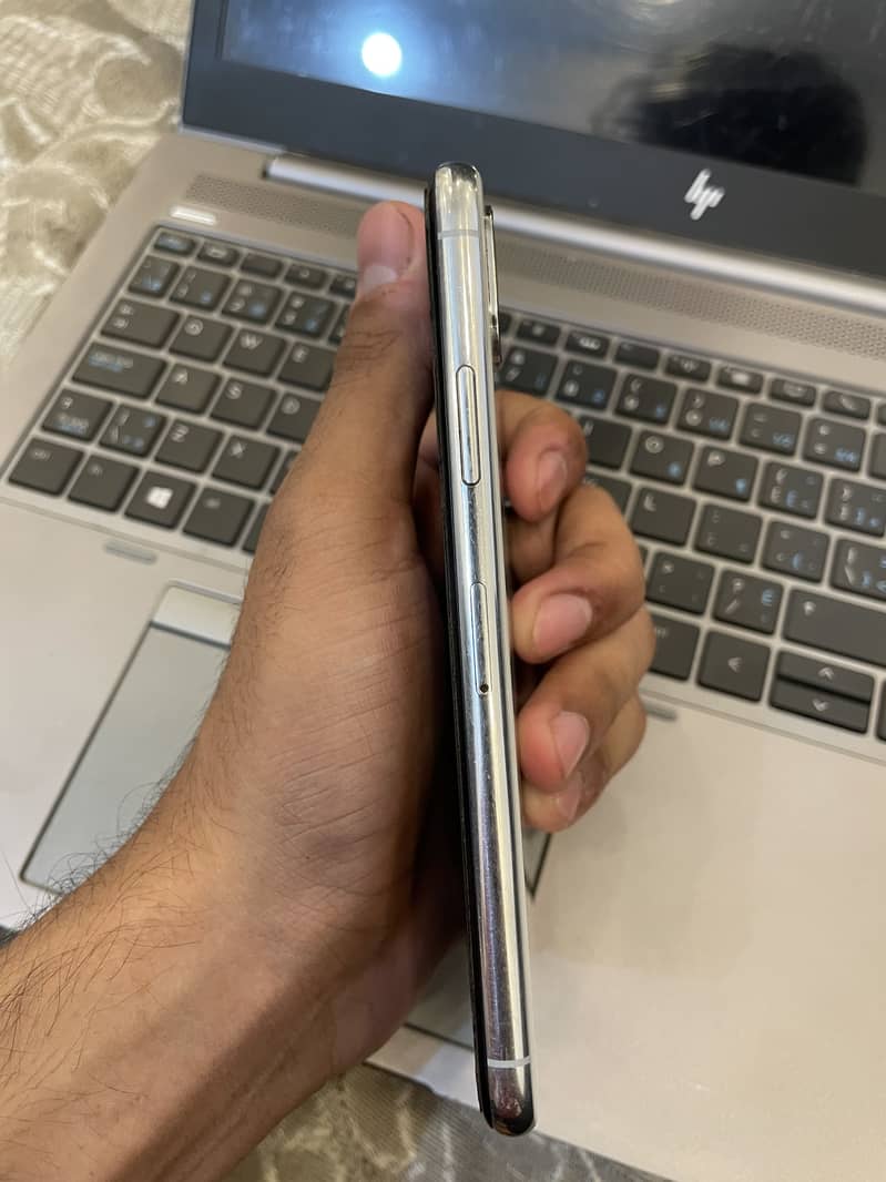 Apple iPhone X 4