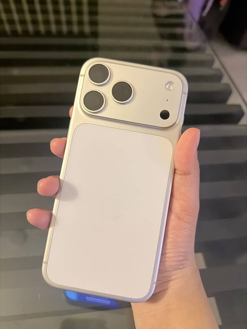 Apple iPhone 17 Pro Max 1