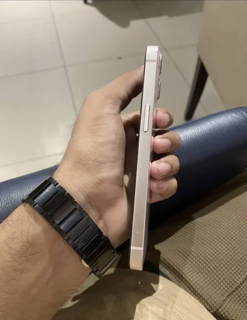 Apple iPhone 13 5