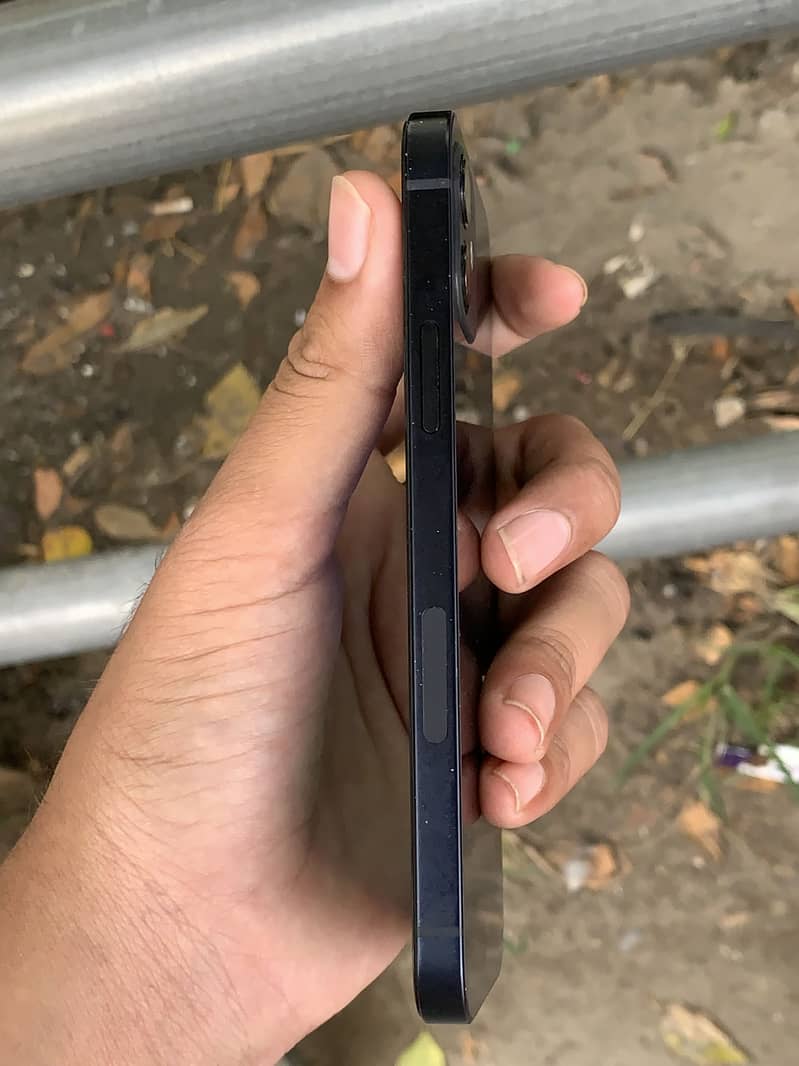 Apple iPhone 12 4