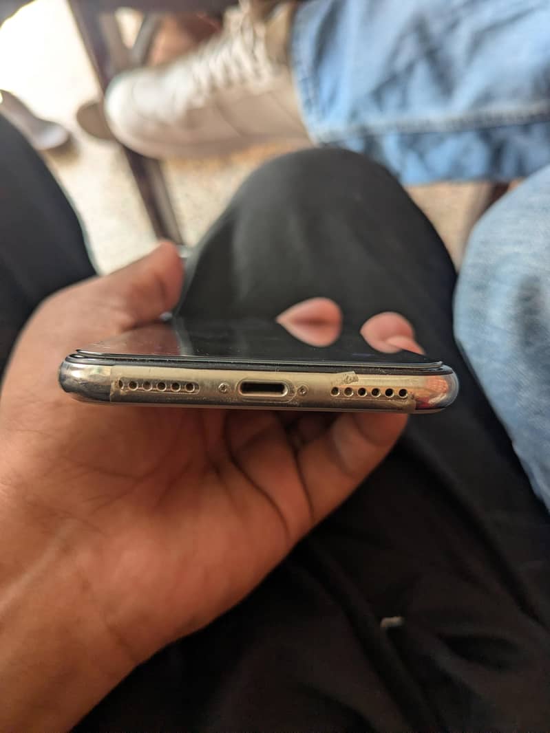 Apple iPhone X 4