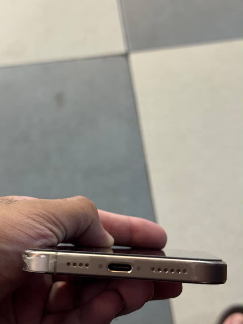 Apple iPhone 16 Pro Max 6