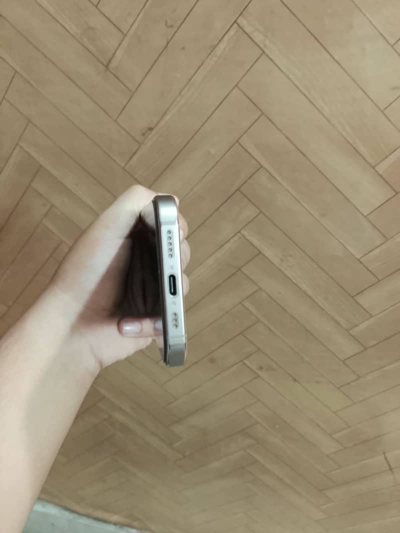 Apple iPhone 16 Pro 1