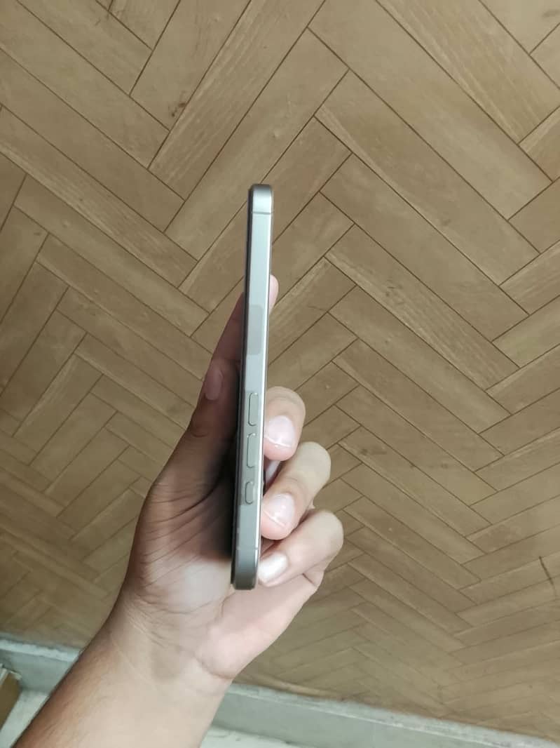 Apple iPhone 16 Pro 3