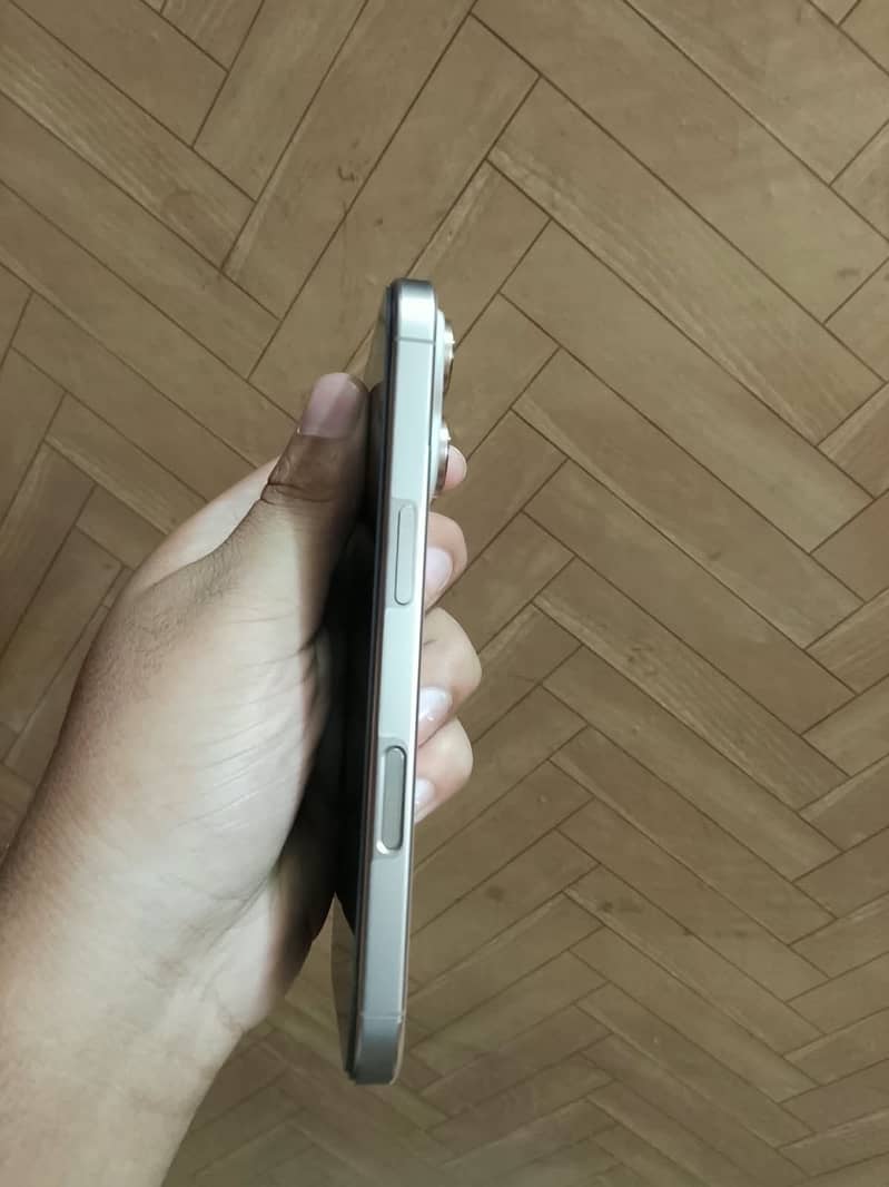 Apple iPhone 16 Pro 4