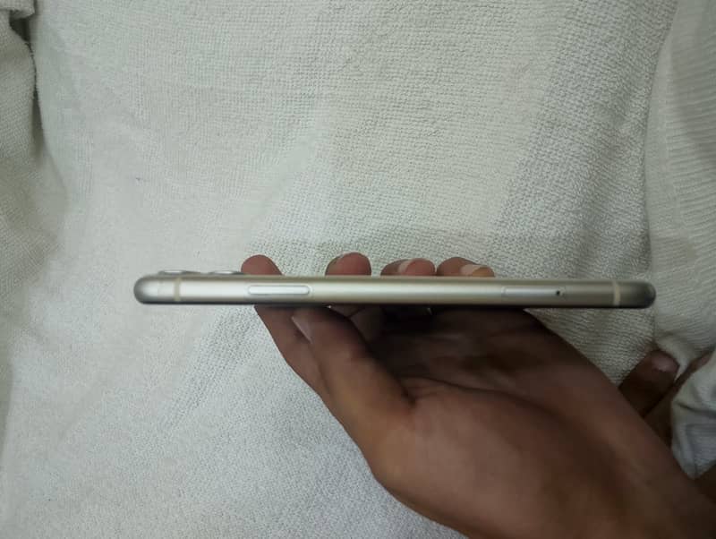 Apple iPhone 11 4