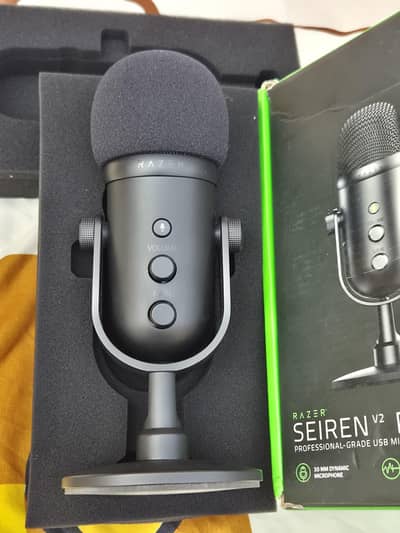 Razer Seiren V2 Pro USB Mic for Streaming / Gaming / Podcasting mint c