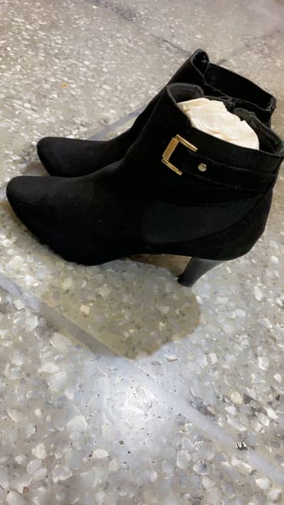 Women imported medium heel boot condition 10/10 urgent for sale