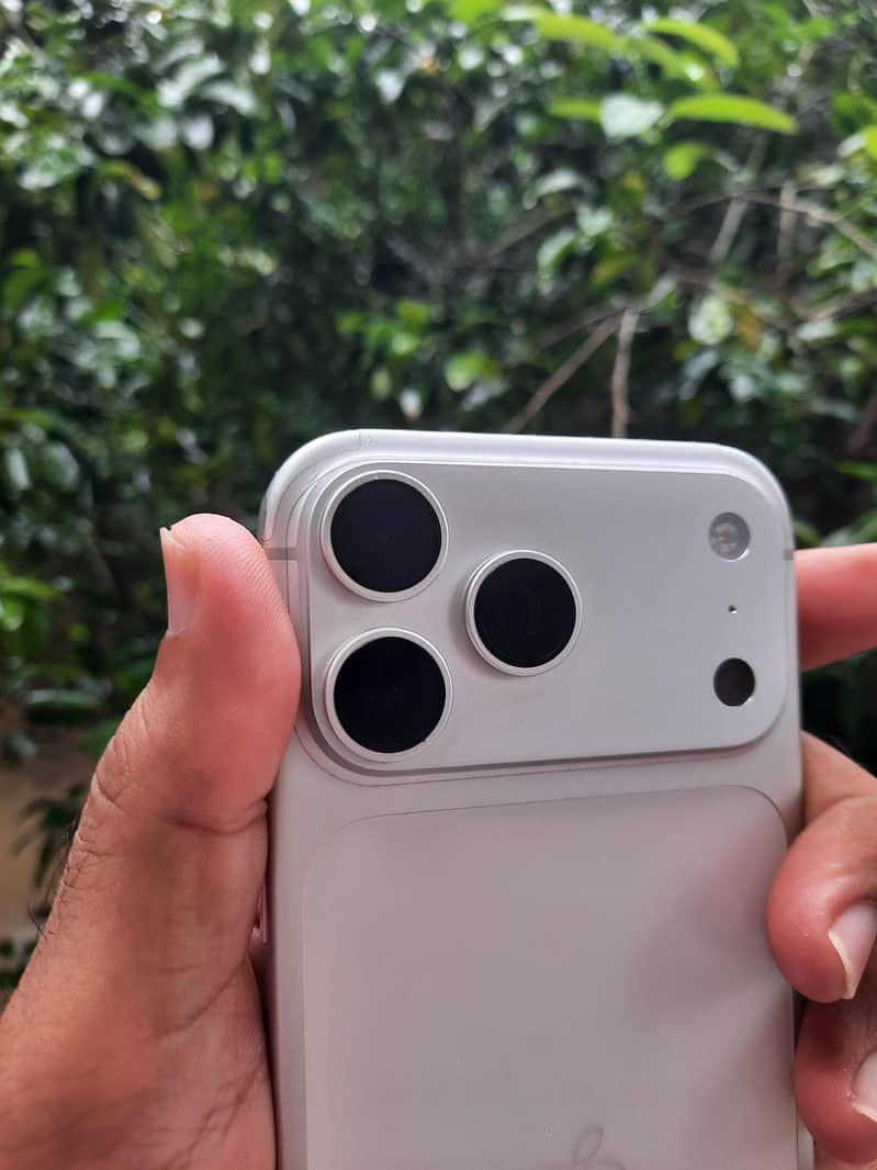 Apple iPhone 17 Pro Max 1