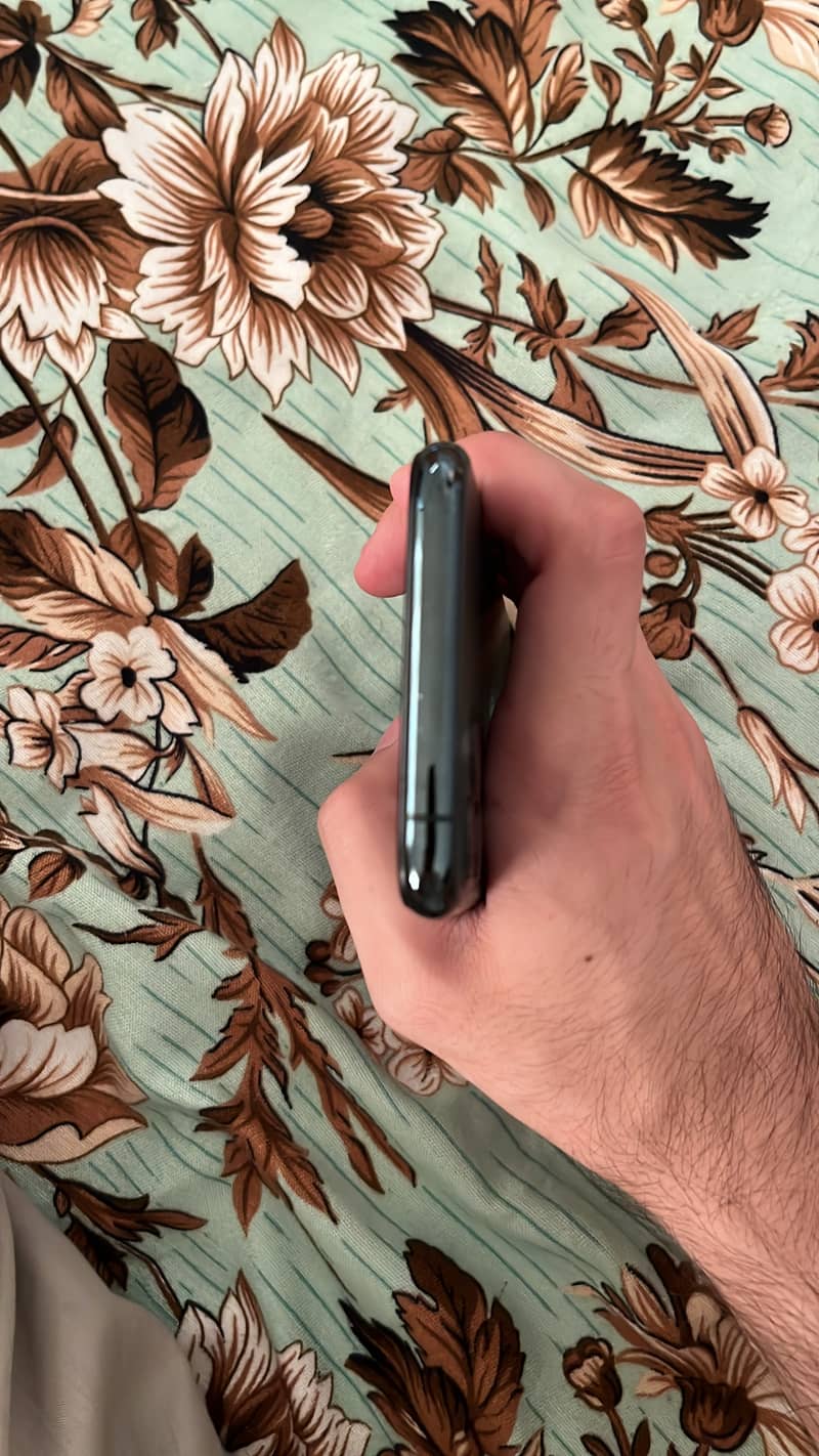 Apple iPhone 11 Pro 4