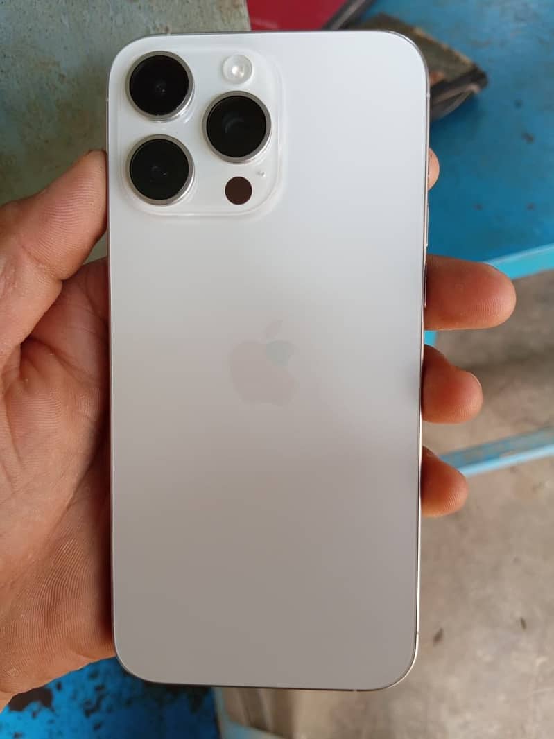 Apple iPhone 15 Pro Max 6