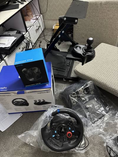 Logitech g29 racing wheel with stand and shifter almost new ps5/pc