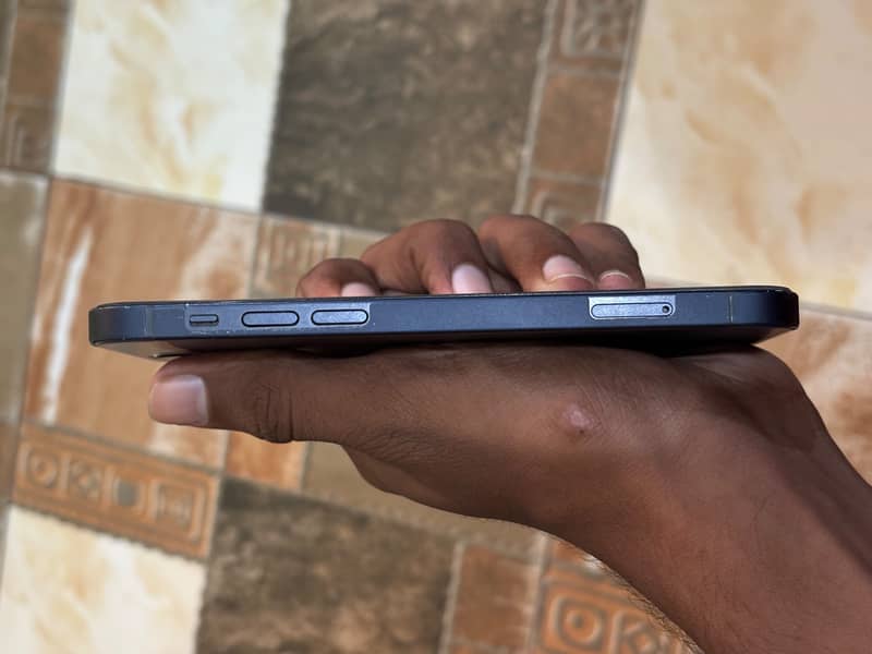 Apple iPhone 12 4