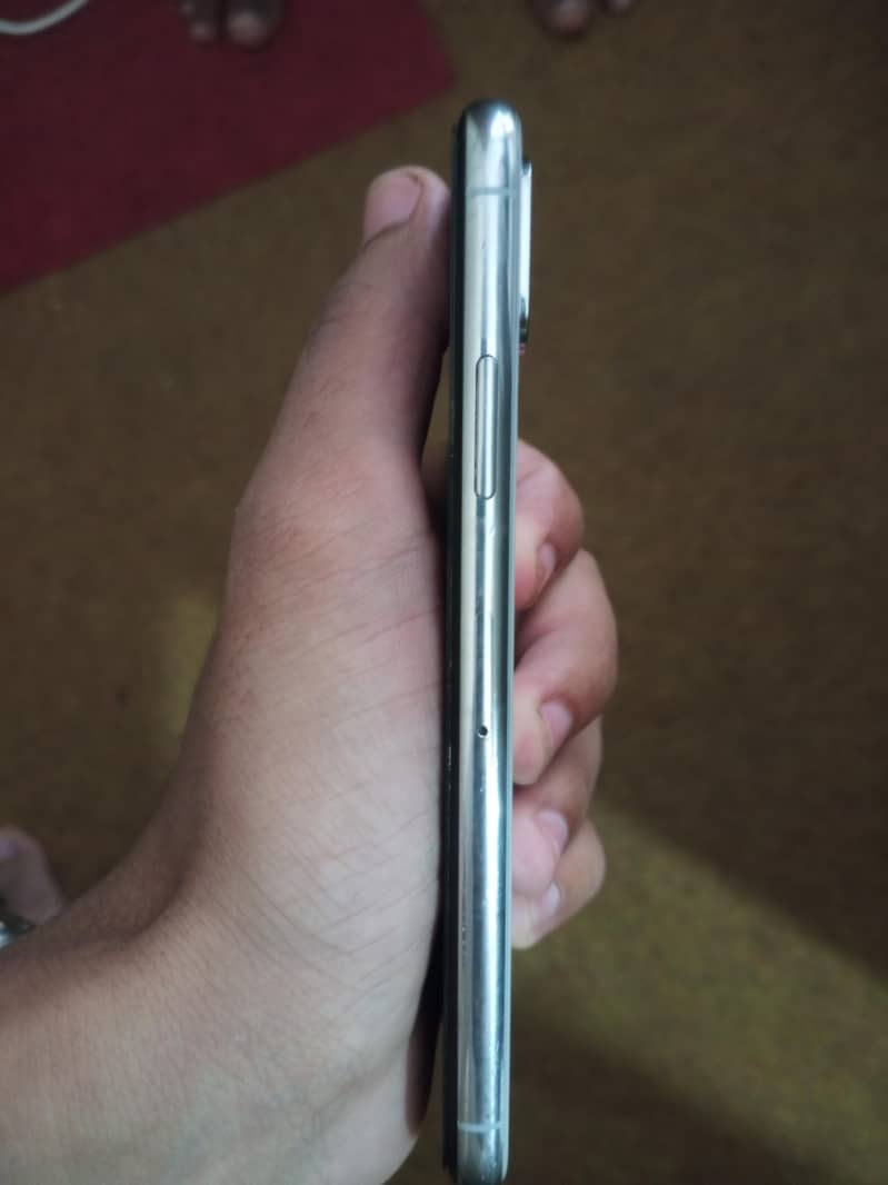 Apple iPhone Xs 1