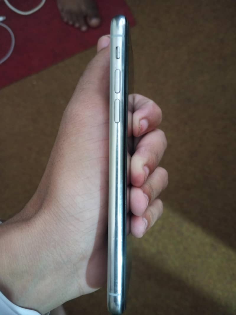 Apple iPhone Xs 2