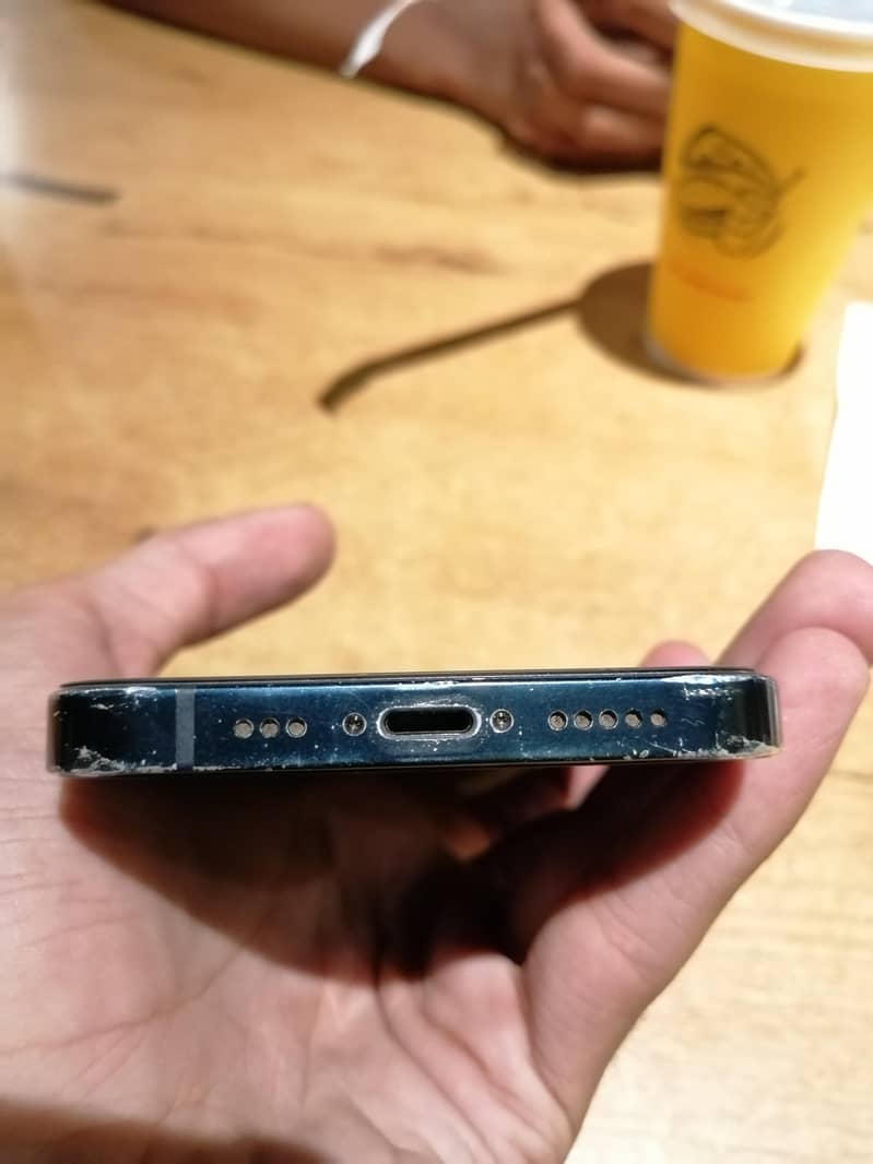 Apple iPhone 13 2