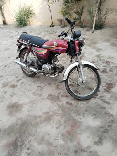 CD 70 2011 model one hand used