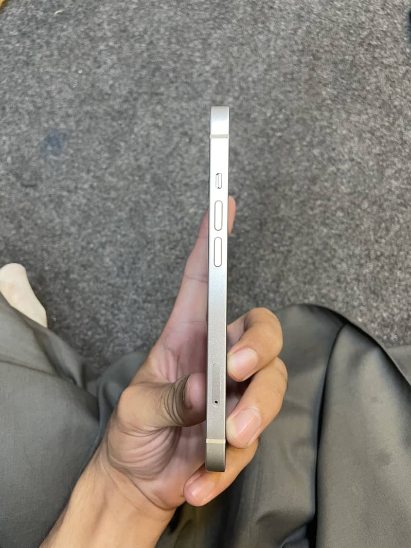 Apple iPhone 13 5