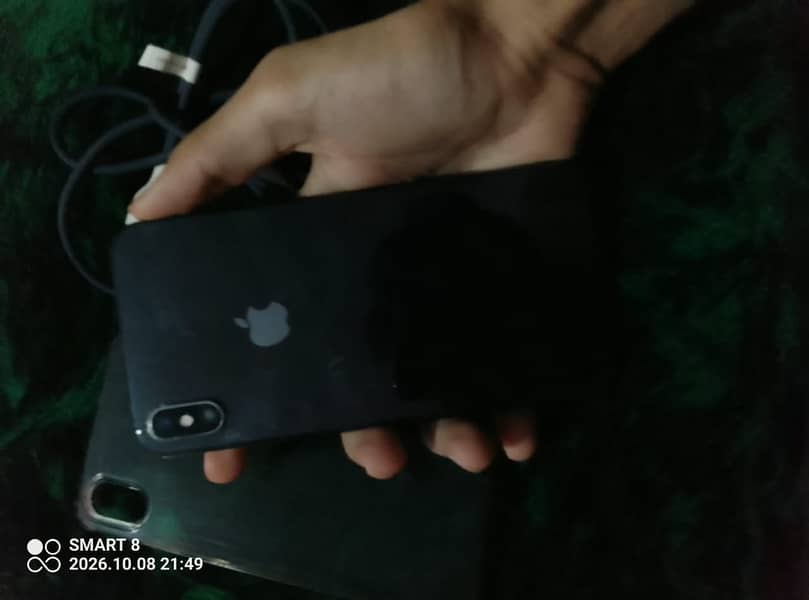 Apple iPhone XS Max 10