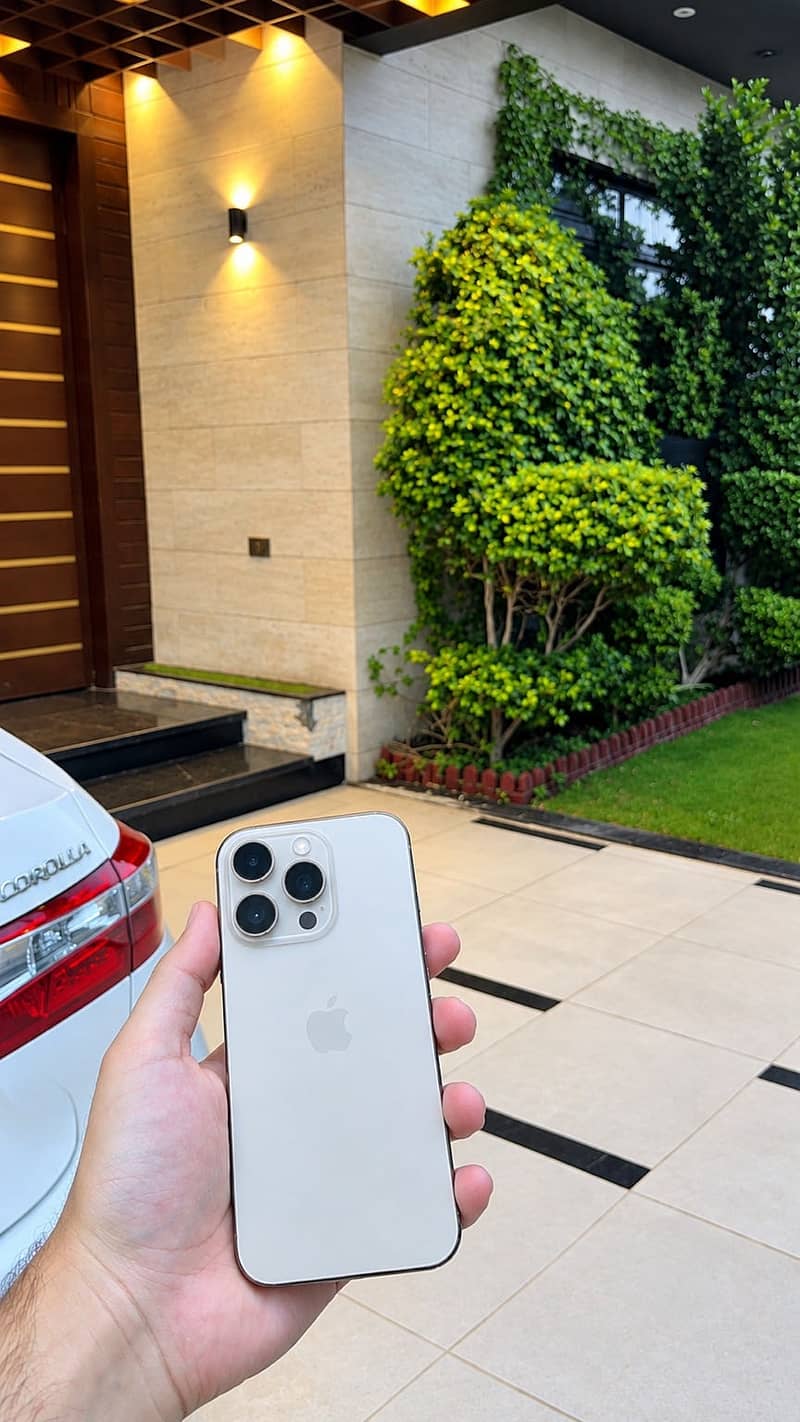 Apple iPhone 16 Pro 1