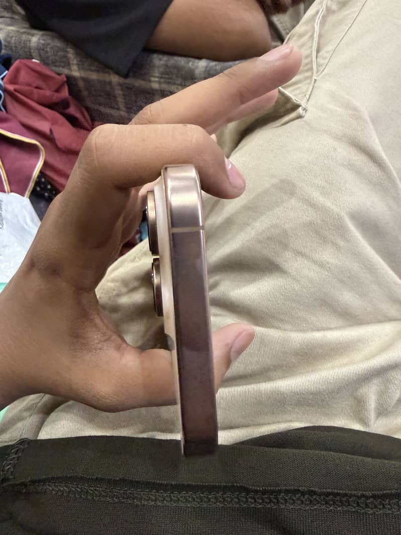 Apple iPhone 16 Pro 1